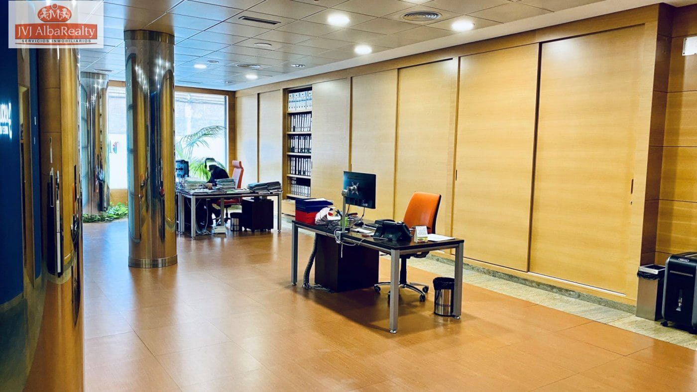 Commercial for sale in Albacete city with garage - € 600,000 (Ref: 9723687)