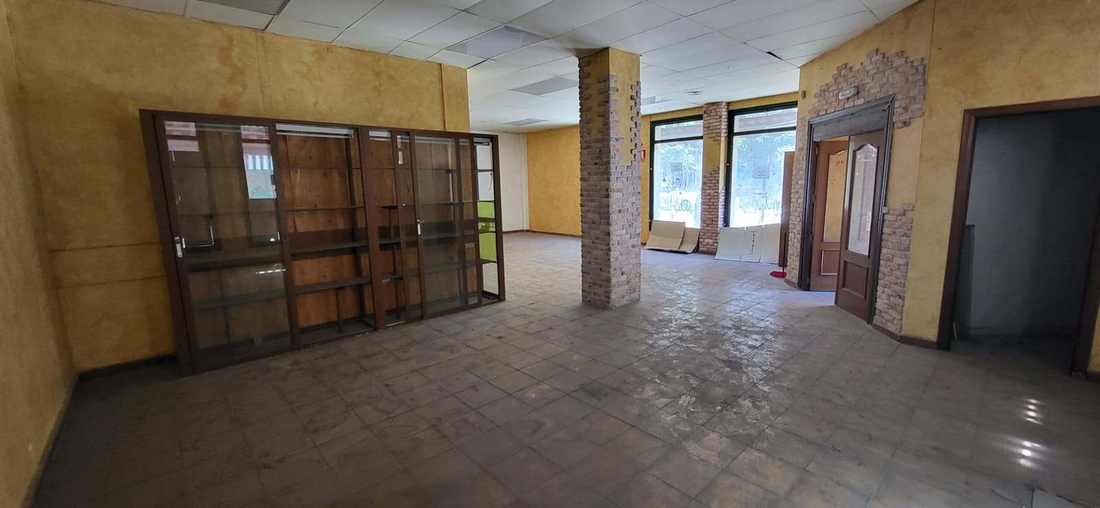 Commercial for sale in Albacete city - € 143,000 (Ref: 9723694)