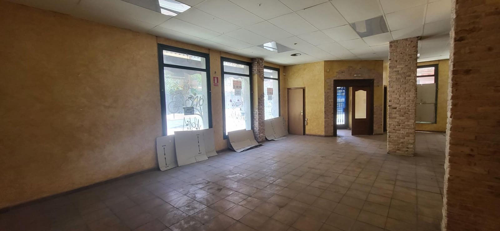 Commercial for sale in Albacete city - € 143,000 (Ref: 9723694)