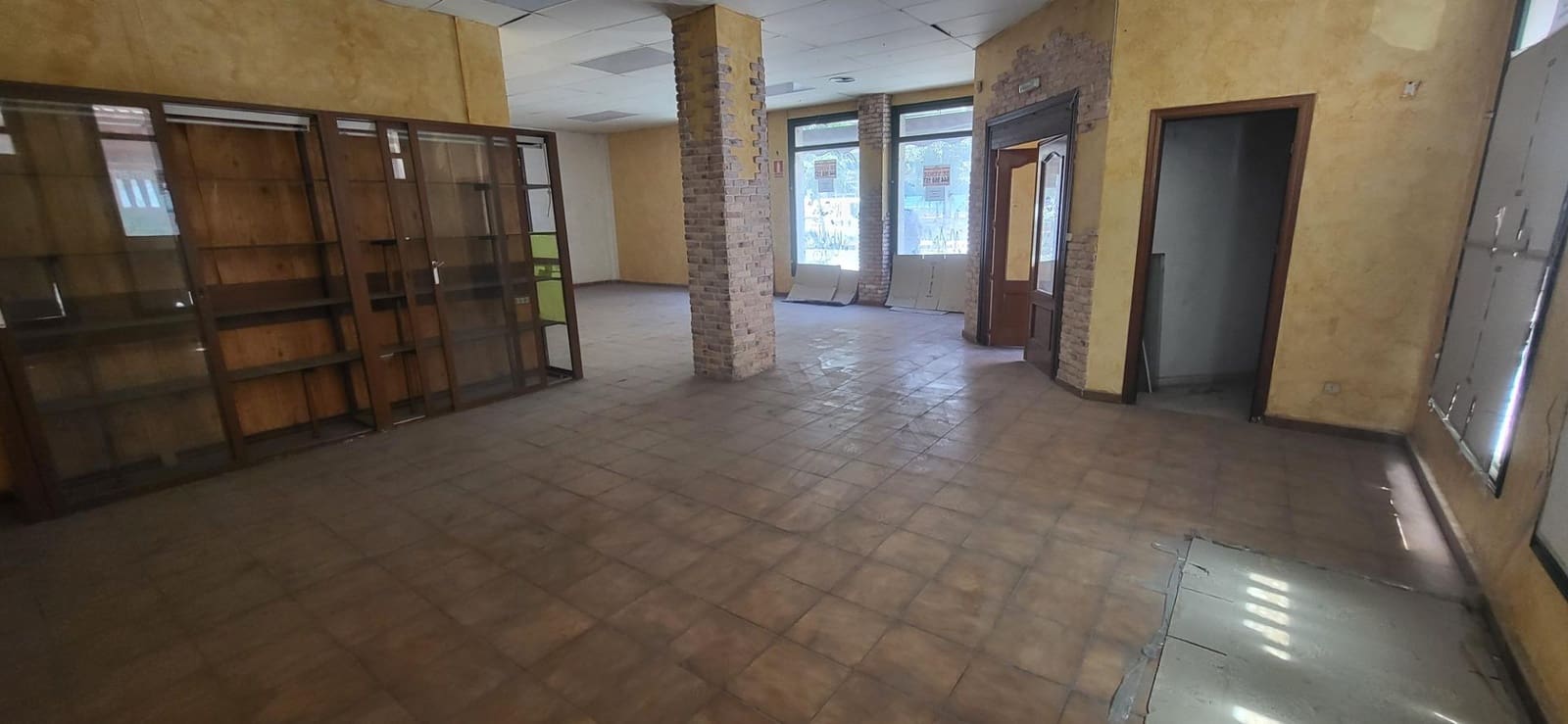 Commercial for sale in Albacete city - € 143,000 (Ref: 9723694)