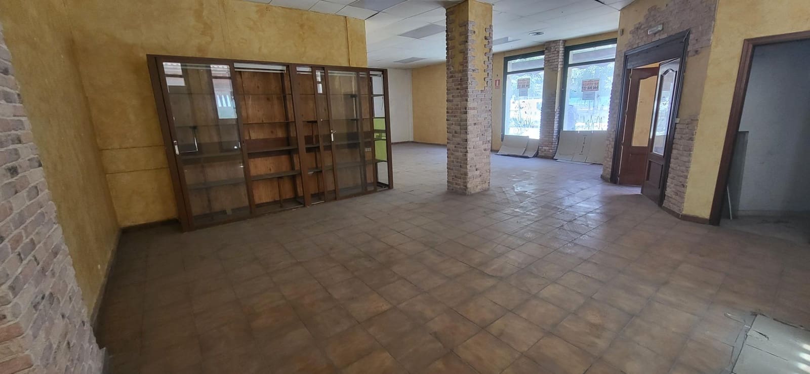 Commercial for sale in Albacete city - € 143,000 (Ref: 9723694)