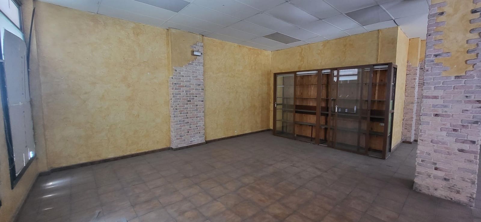 Commercial for sale in Albacete city - € 143,000 (Ref: 9723694)