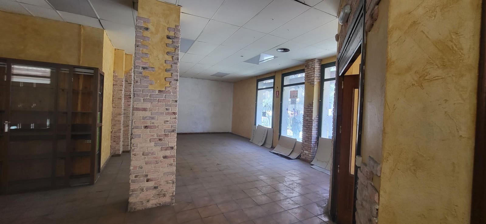 Commercial for sale in Albacete city - € 143,000 (Ref: 9723694)