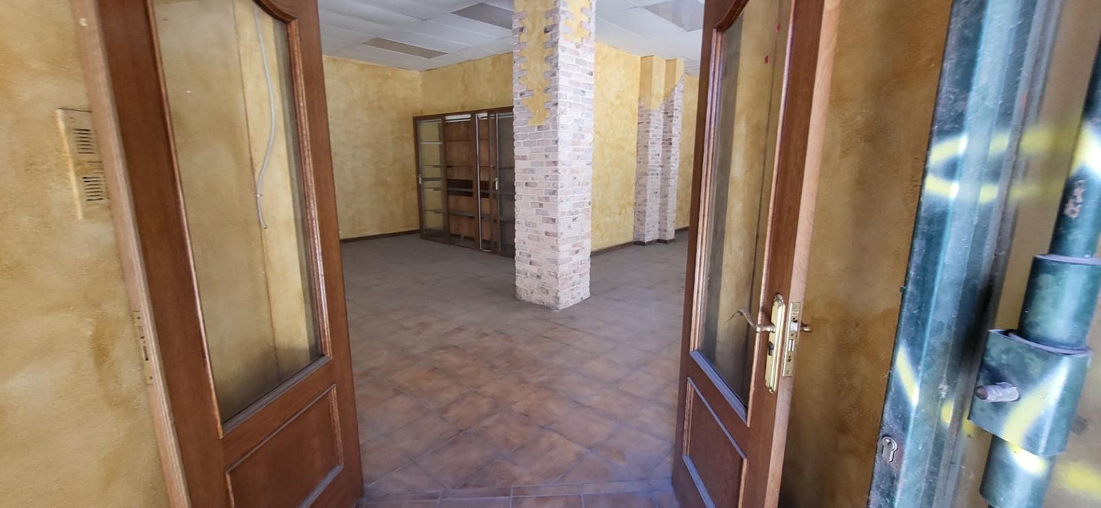 Commercial for sale in Albacete city - € 143,000 (Ref: 9723694)