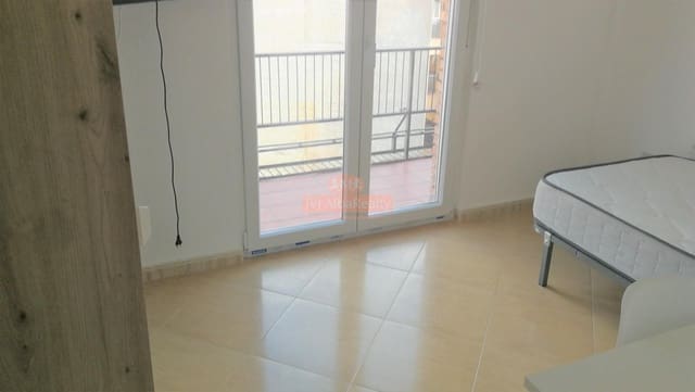 4 bedroom Flat for rent in Albacete city - € 240 (Ref: 9723695)
