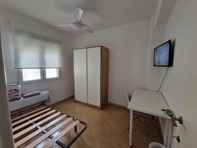 4 bedroom Flat for rent in Albacete city - € 240 (Ref: 9723695)