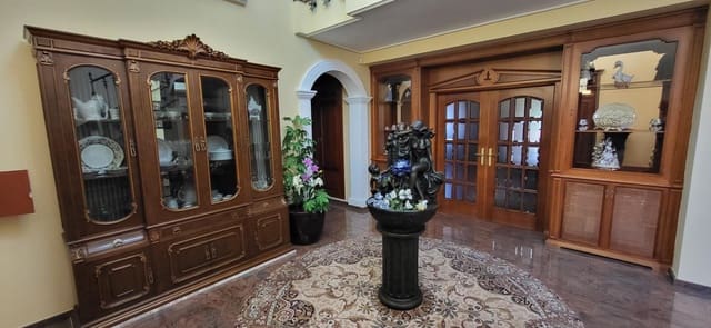 5 bedroom Villa for sale in Albacete city with pool garage - € 1,350,000 (Ref: 9723696)