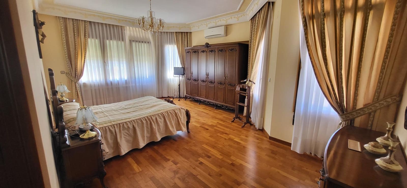 5 bedroom Villa for sale in Albacete city with pool garage - € 1,350,000 (Ref: 9723696)