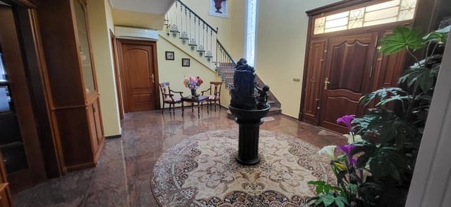 5 bedroom Villa for sale in Albacete city with pool garage - € 1,350,000 (Ref: 9723696)