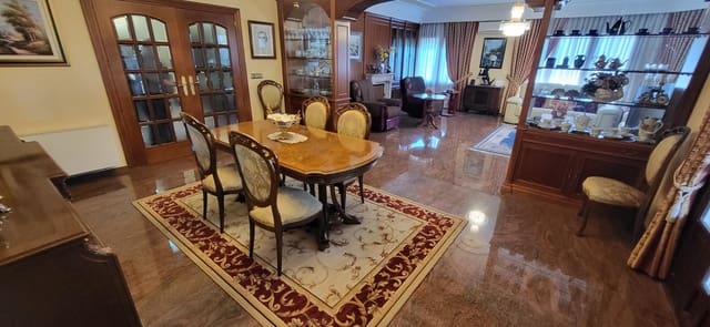 5 bedroom Villa for sale in Albacete city with pool garage - € 1,350,000 (Ref: 9723696)