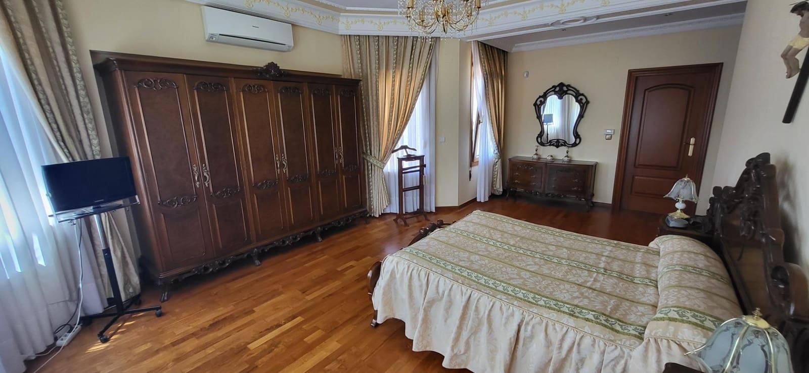 5 bedroom Villa for sale in Albacete city with pool garage - € 1,350,000 (Ref: 9723696)