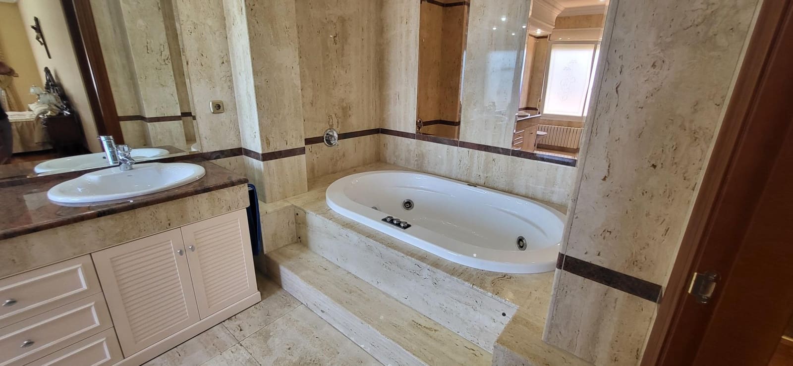 5 bedroom Villa for sale in Albacete city with pool garage - € 1,350,000 (Ref: 9723696)