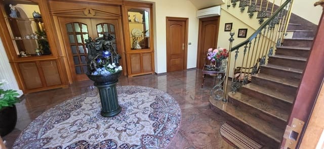 5 bedroom Villa for sale in Albacete city with pool garage - € 1,350,000 (Ref: 9723696)