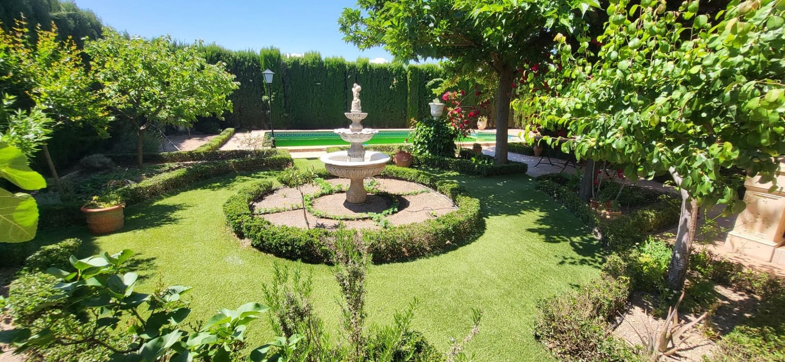 5 bedroom Villa for sale in Albacete city with pool garage - € 1,350,000 (Ref: 9723696)