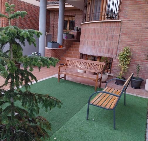 4 bedroom Villa for sale in Albacete city with pool garage - € 695,000 (Ref: 9723698)