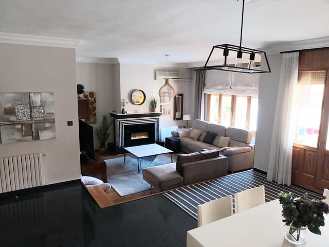 4 bedroom Villa for sale in Albacete city with pool garage - € 695,000 (Ref: 9723698)