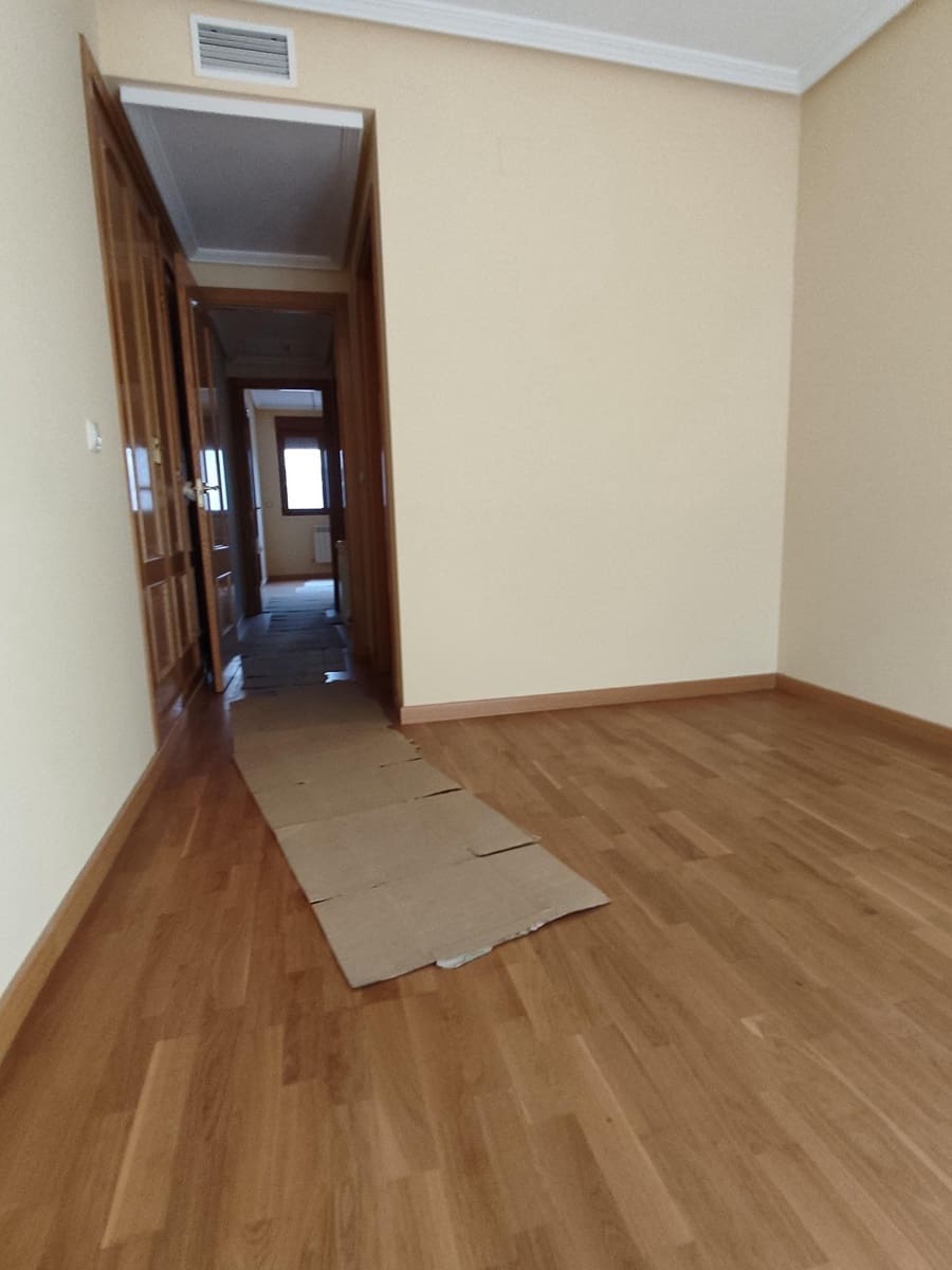 4 bedroom Flat for sale in Albacete city with garage - € 380,000 (Ref: 9723702)