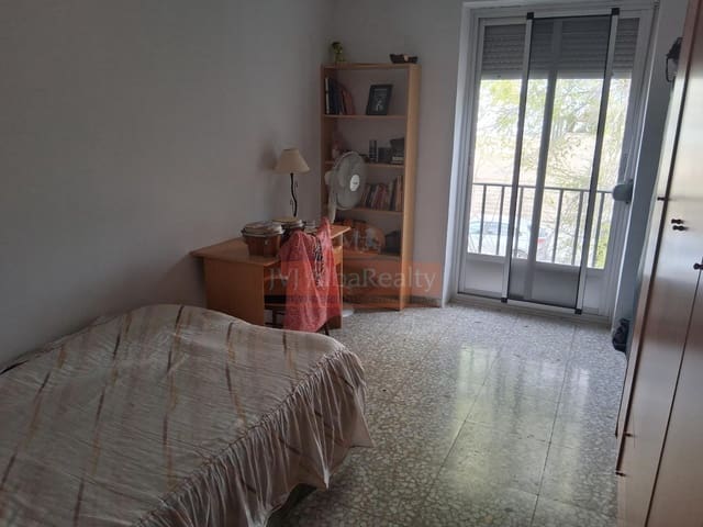 4 bedroom Townhouse for sale in Albacete city with garage - € 265,000 (Ref: 9723718)