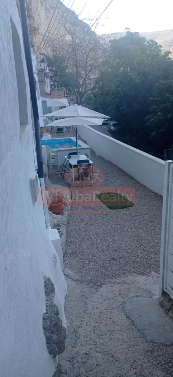 4 bedroom Villa for sale in Jorquera with pool - € 160,000 (Ref: 9723732)