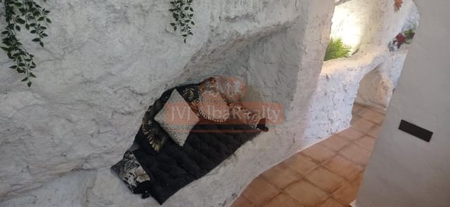 4 bedroom Villa for sale in Jorquera with pool - € 160,000 (Ref: 9723732)