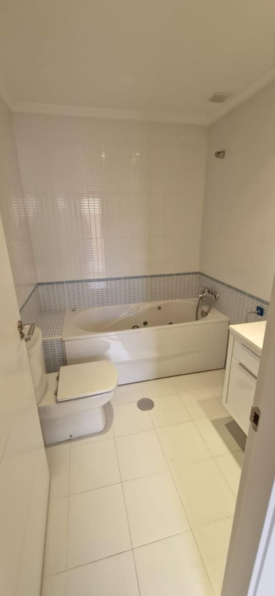 4 sypialnia Willa do wynajęcia w Miasto Albacete z garażem - 1 300 € (Ref: 9755825)