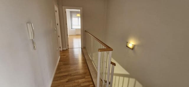 4 sypialnia Willa do wynajęcia w Miasto Albacete z garażem - 1 300 € (Ref: 9755825)