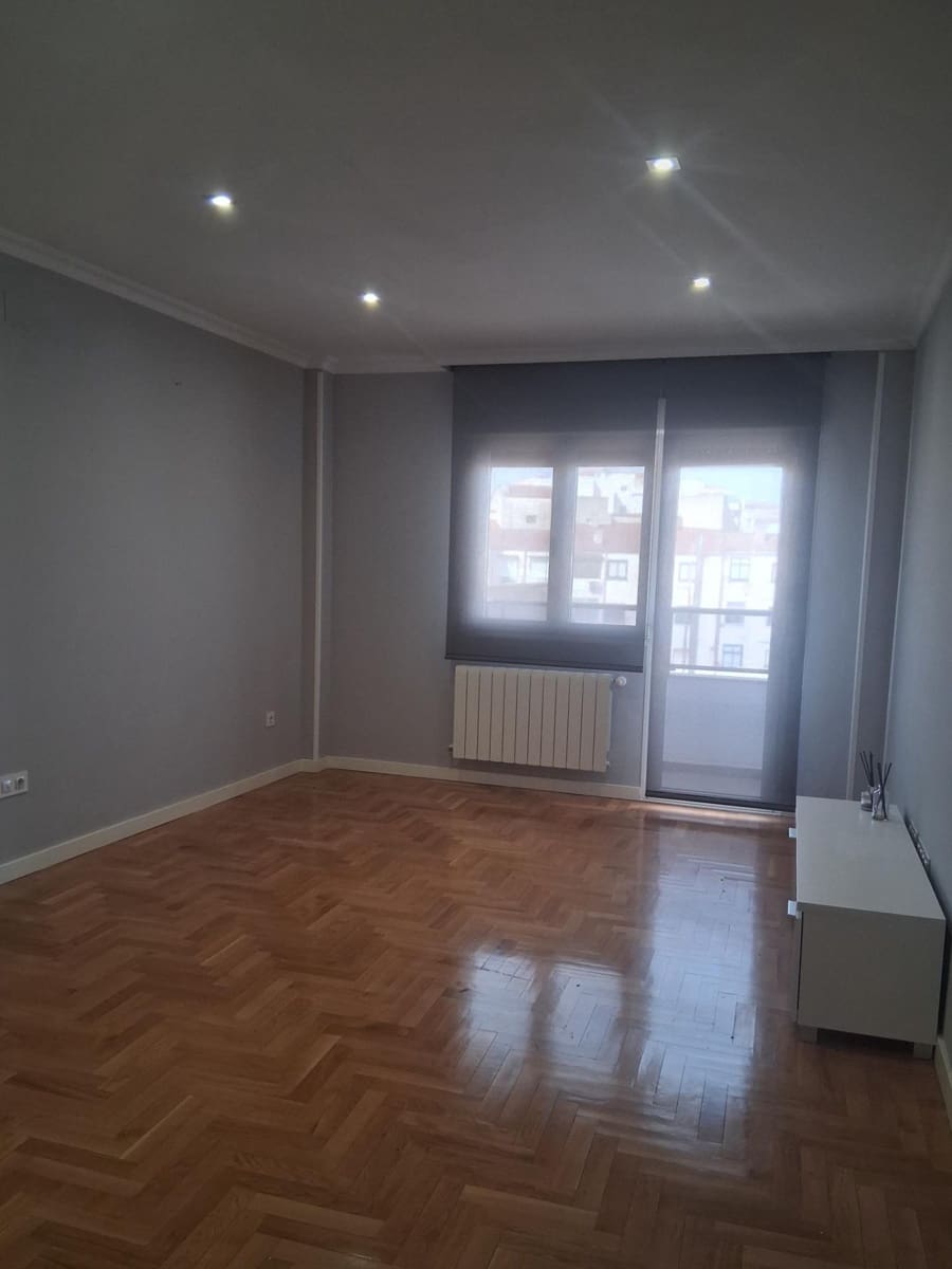 3 bedroom Flat for rent in Albacete city with garage - € 900 (Ref: 9770759)