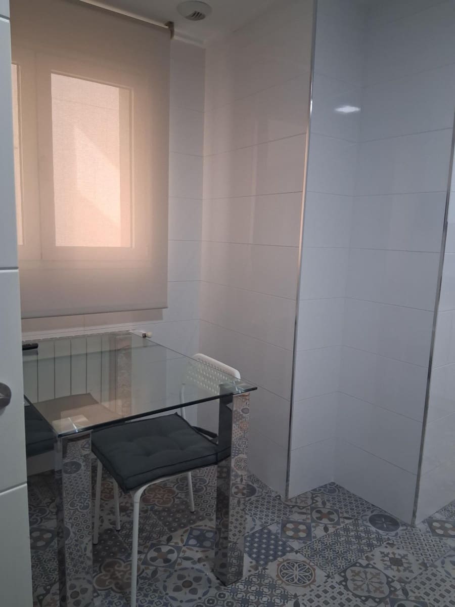 3 bedroom Flat for rent in Albacete city with garage - € 900 (Ref: 9770759)