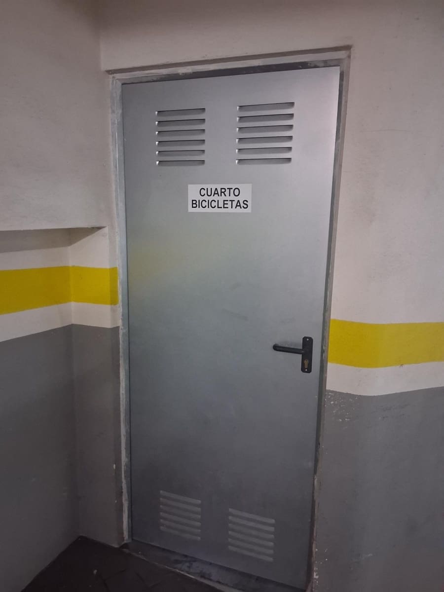 3 bedroom Flat for rent in Albacete city with garage - € 900 (Ref: 9770759)