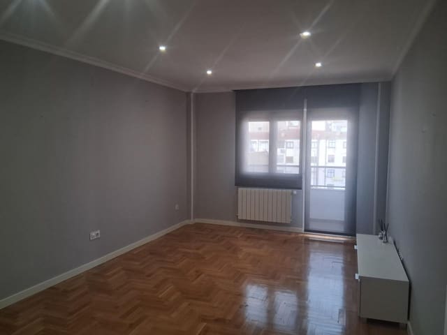 3 slaapkamer Flat te huur in Industria, Albacete stad met garage - € 900 (Ref: 9770759)