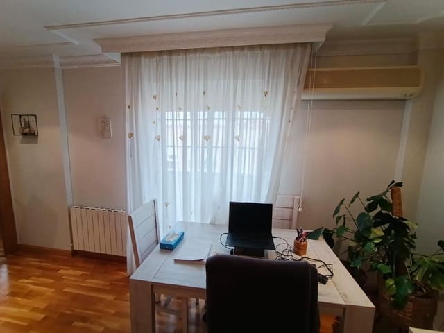 Appartement de 4 chambres à louer à El Pilar, Albacete ville - 890 € (Ref: 9814377)