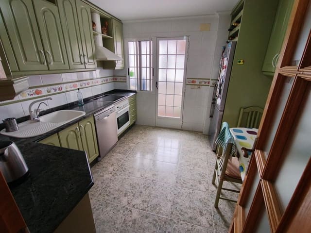 Appartement de 4 chambres à louer à El Pilar, Albacete ville - 890 € (Ref: 9814377)