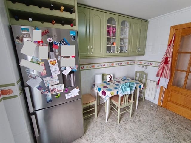 Appartement de 4 chambres à louer à El Pilar, Albacete ville - 890 € (Ref: 9814377)