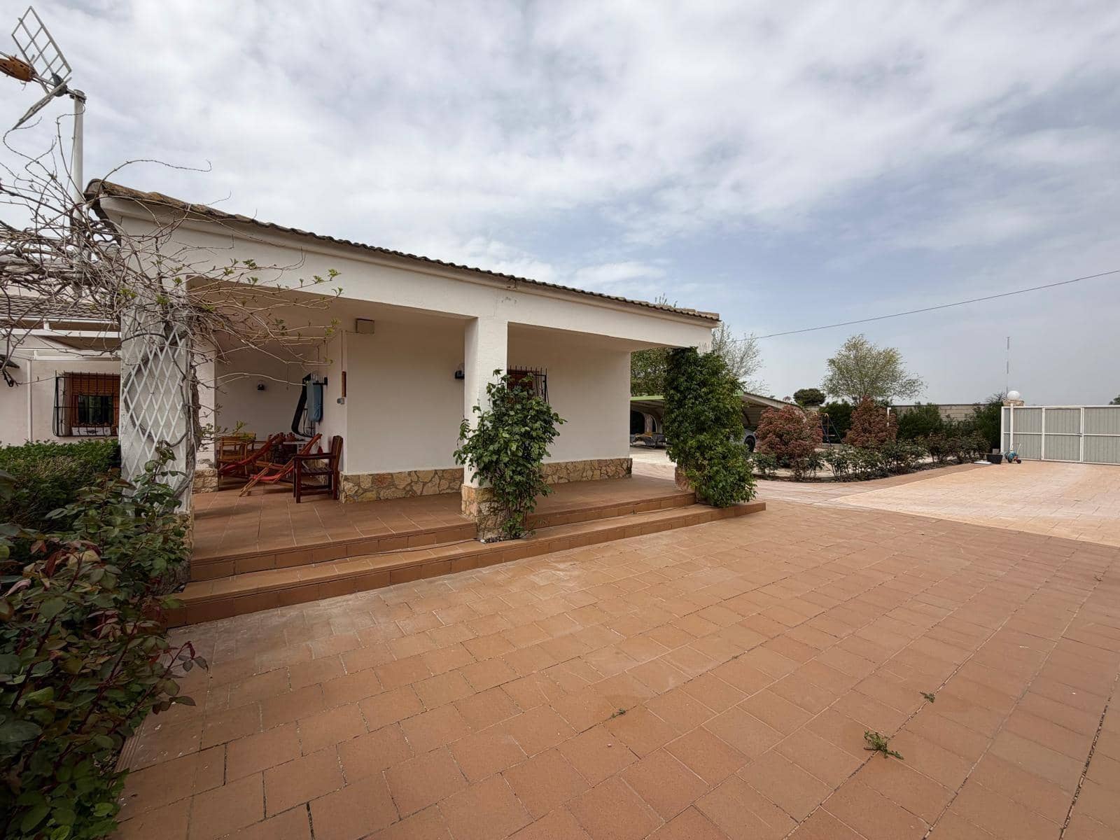 5 bedroom Villa for sale in Albacete city with pool garage - € 395,000 (Ref: 9817994)