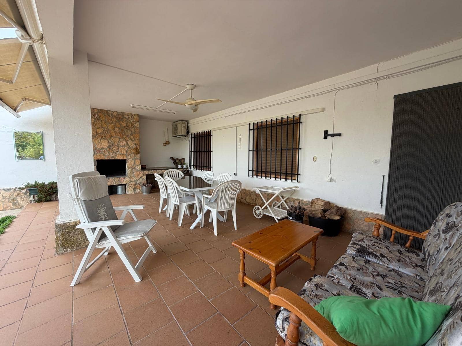 5 bedroom Villa for sale in Albacete city with pool garage - € 395,000 (Ref: 9817994)