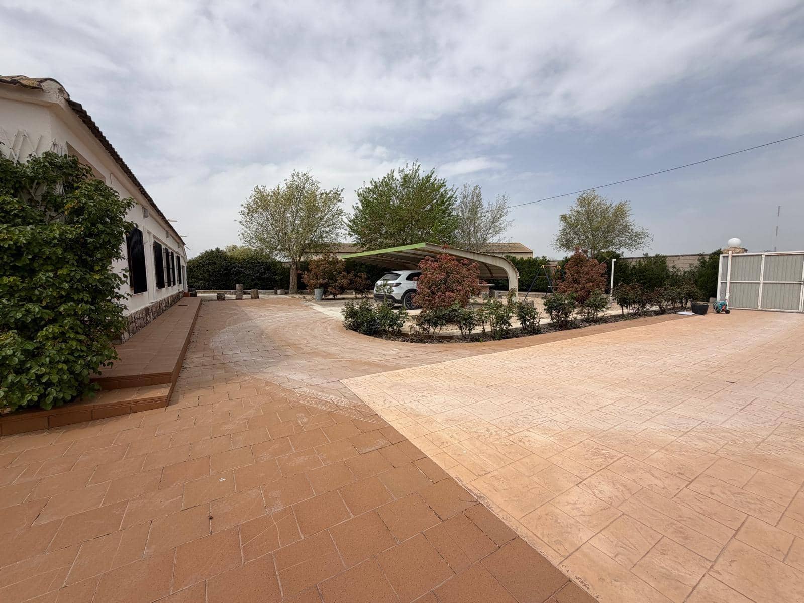 5 bedroom Villa for sale in Albacete city with pool garage - € 395,000 (Ref: 9817994)