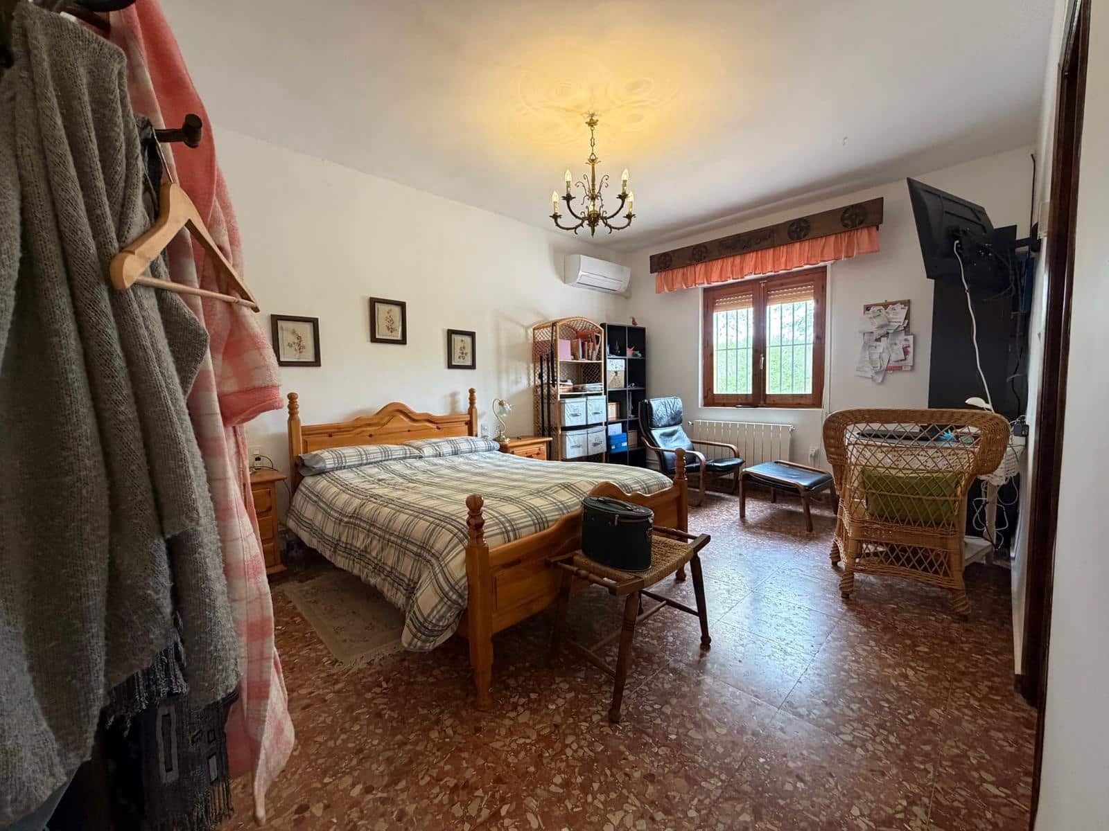5 bedroom Villa for sale in Albacete city with pool garage - € 395,000 (Ref: 9817994)