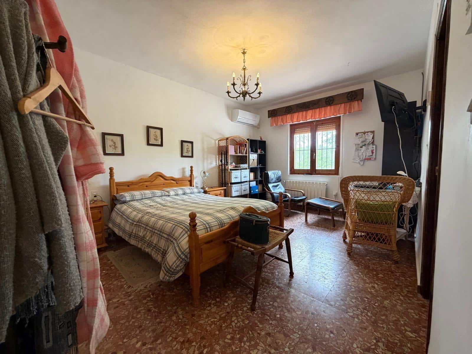 5 bedroom Villa for sale in Albacete city with pool garage - € 395,000 (Ref: 9817994)
