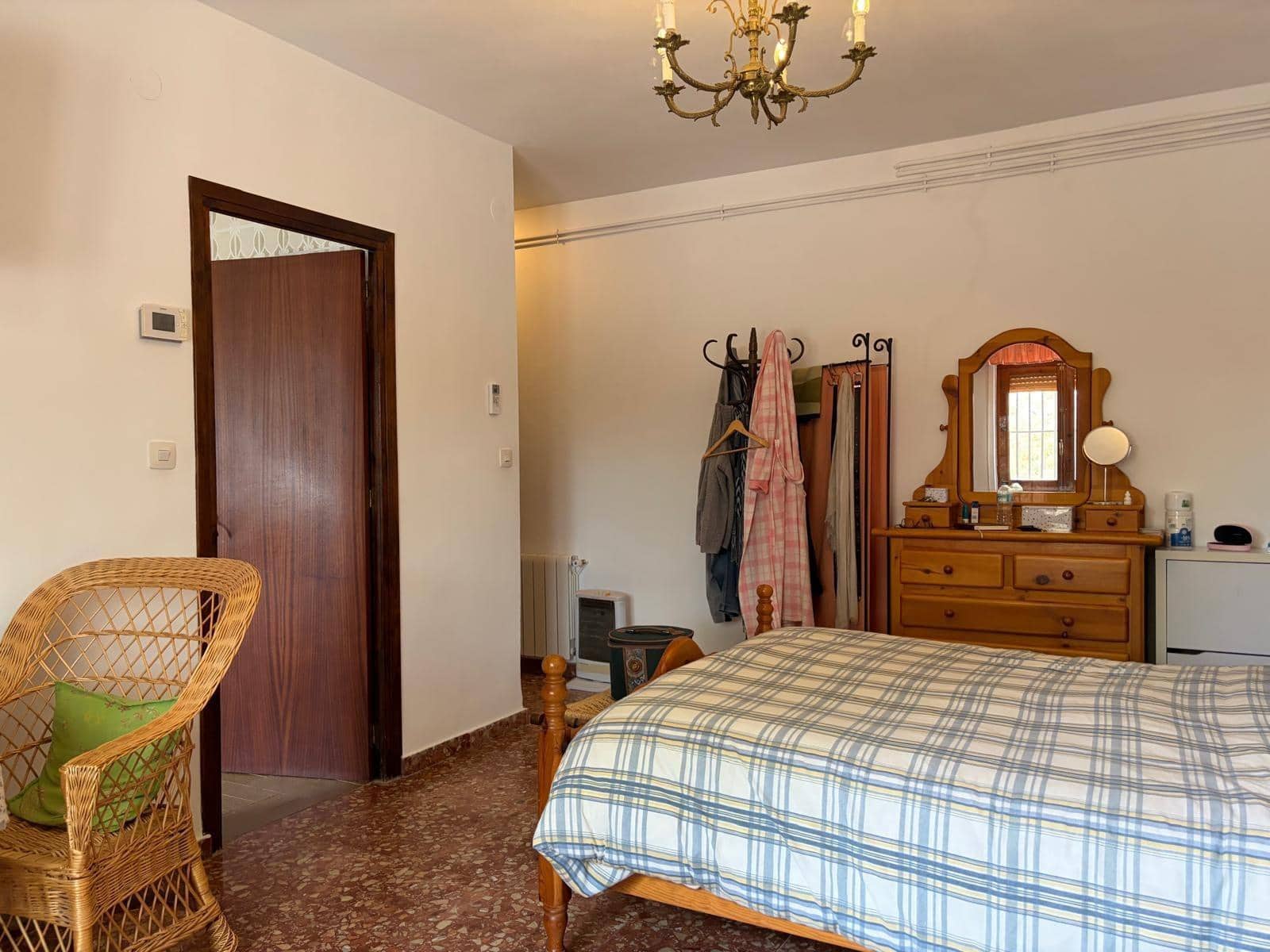 5 bedroom Villa for sale in Albacete city with pool garage - € 395,000 (Ref: 9817994)