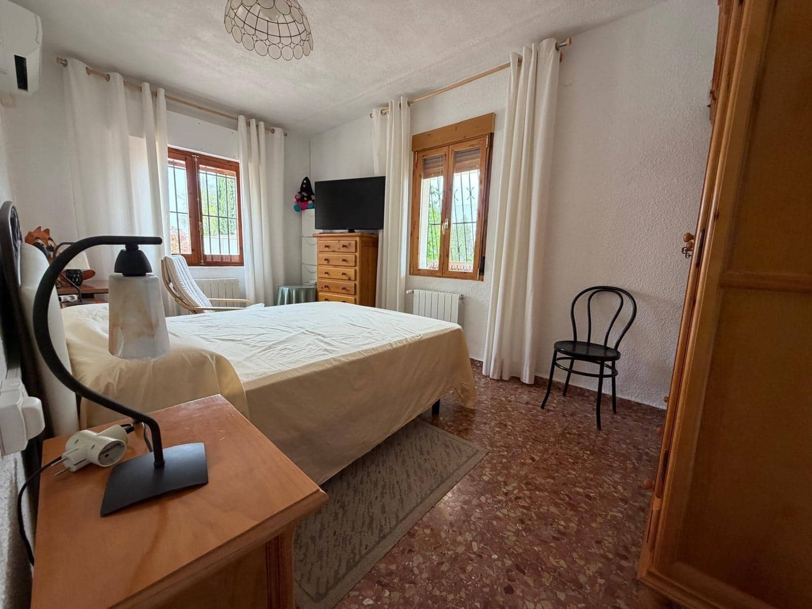 5 bedroom Villa for sale in Albacete city with pool garage - € 395,000 (Ref: 9817994)