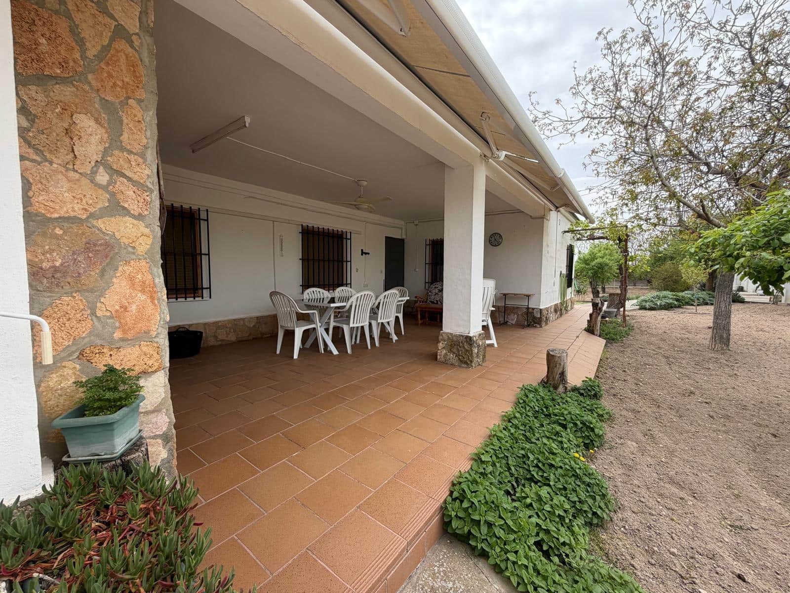 5 bedroom Villa for sale in Albacete city with pool garage - € 395,000 (Ref: 9817994)
