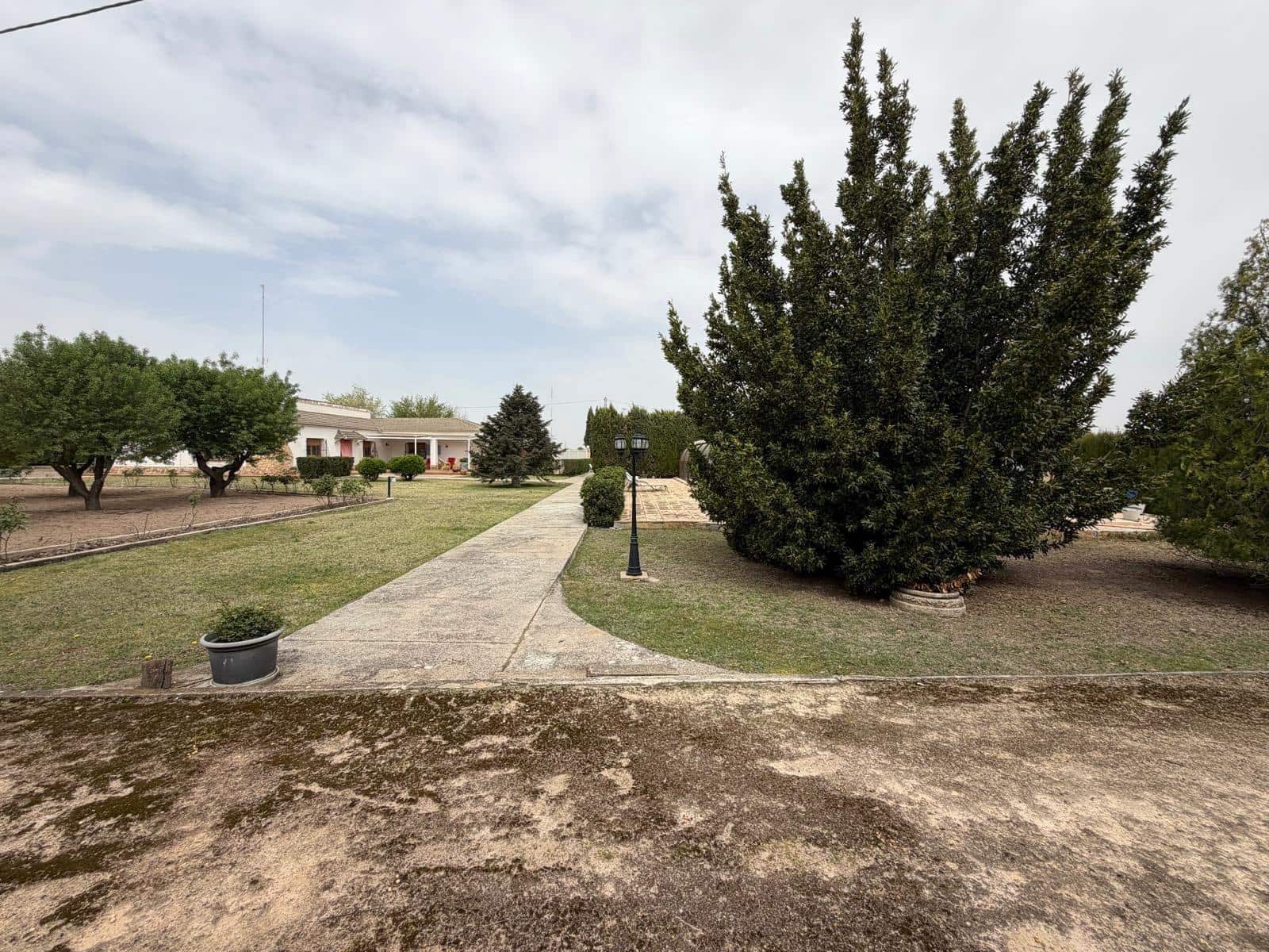 5 bedroom Villa for sale in Albacete city with pool garage - € 395,000 (Ref: 9817994)