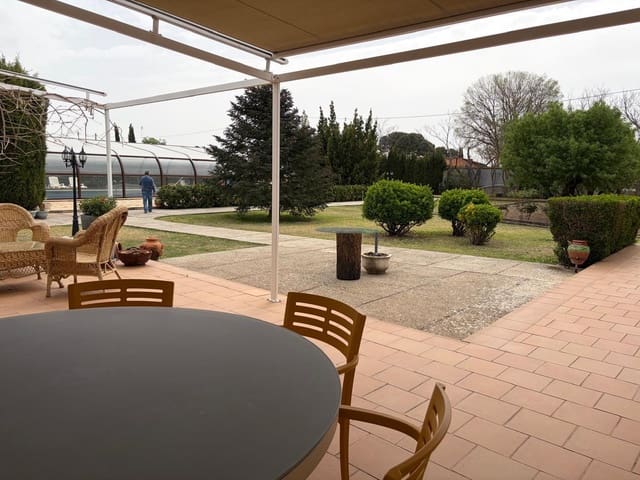 5 soveværelse Villa til salg i Albacete by med swimmingpool garage - € 395.000 (Ref: 9817994)