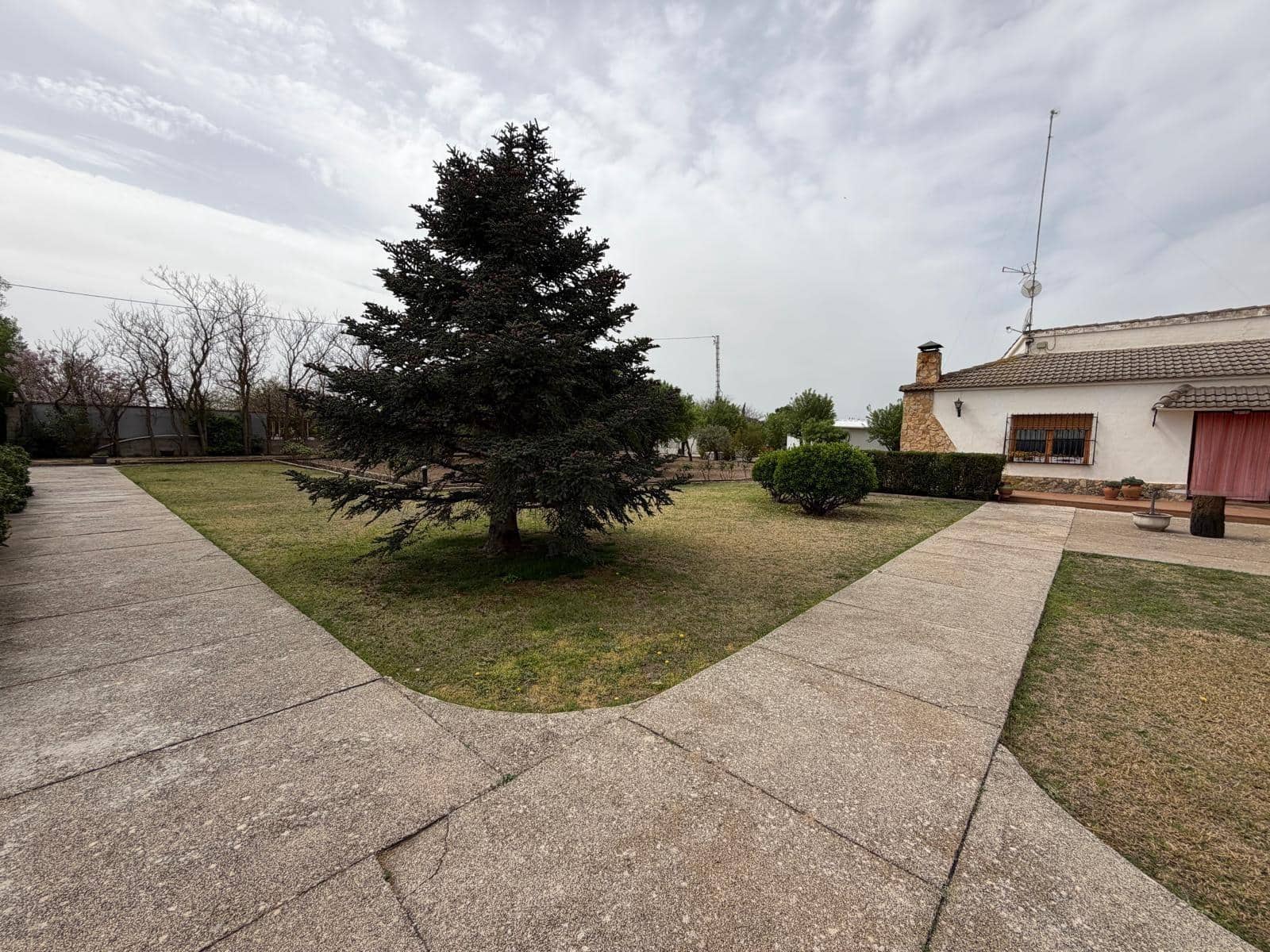 5 bedroom Villa for sale in Albacete city with pool garage - € 395,000 (Ref: 9817994)