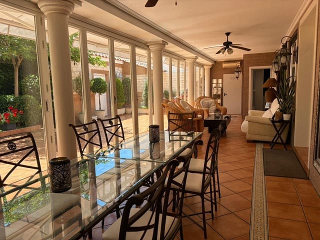 4 soveværelse Villa til salg i Albacete by med garage - € 750.000 (Ref: 9831637)