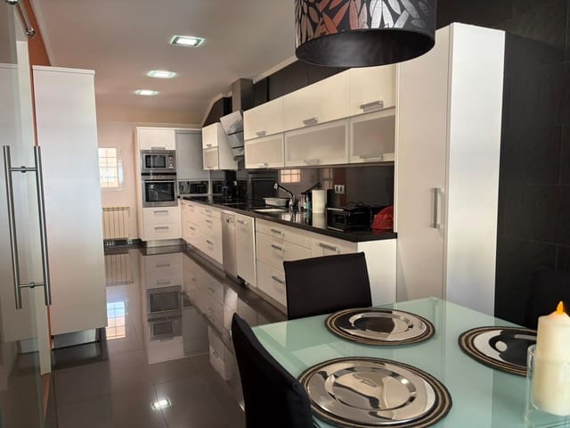 4 soveværelse Villa til salg i Albacete by med garage - € 750.000 (Ref: 9831637)
