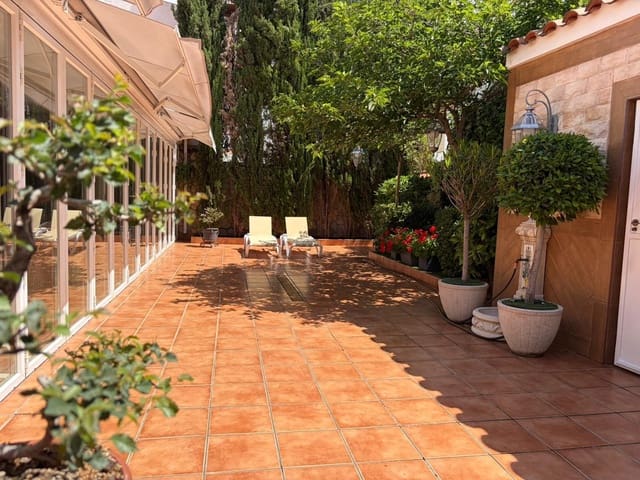 4 soveværelse Villa til salg i Albacete by med garage - € 750.000 (Ref: 9831637)