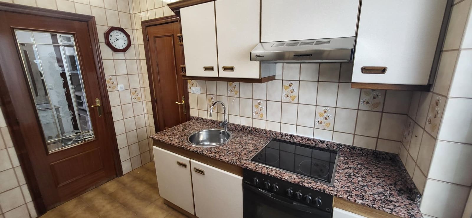 3 bedroom Flat for rent in Albacete city with garage - € 900 (Ref: 9876535)