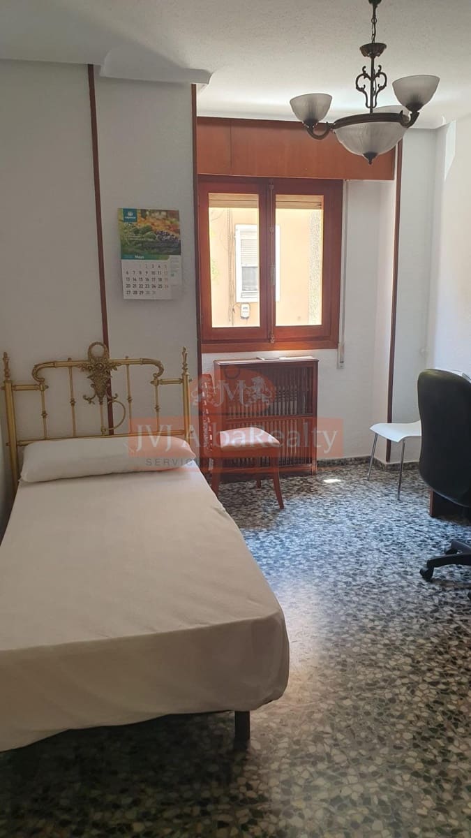 4 bedroom Flat for rent in Albacete city - € 1,200 (Ref: 9878970)