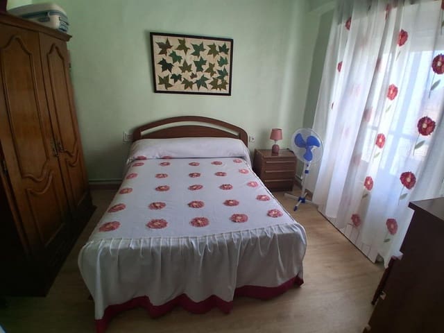 4 bedroom Flat for rent in Feria, Albacete city - € 1,200 (Ref: 9890502)